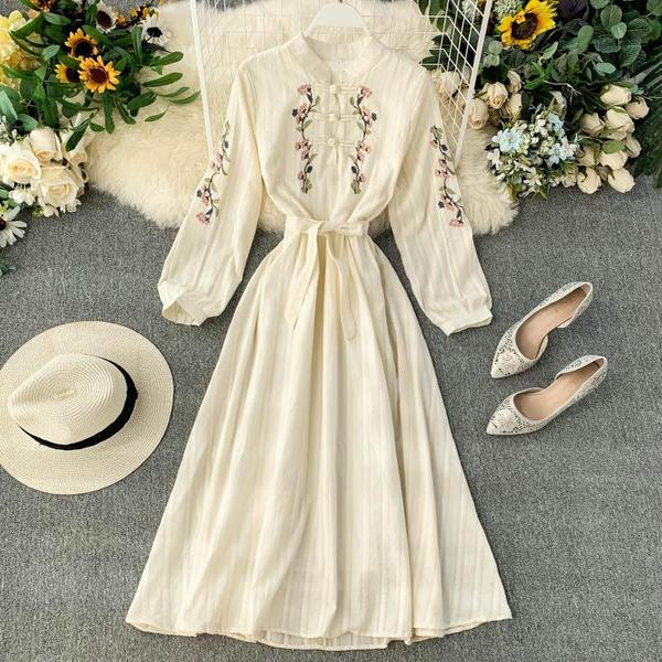 Fehér női ruha övvel