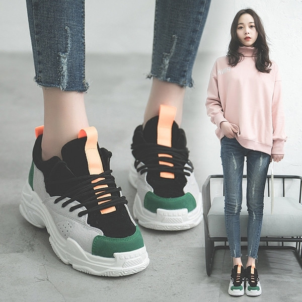 Γυναικεία αθλητικά πάνινα παπούτσια με στοιχείο - βελούδο σε δύο χρώματα