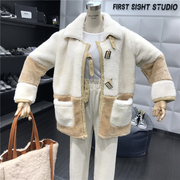 Női kabát kék és barna zsebekkel