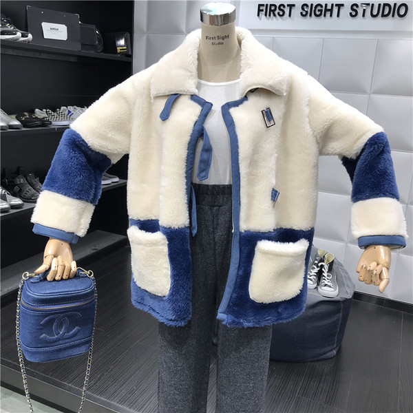 Női kabát kék és barna zsebekkel