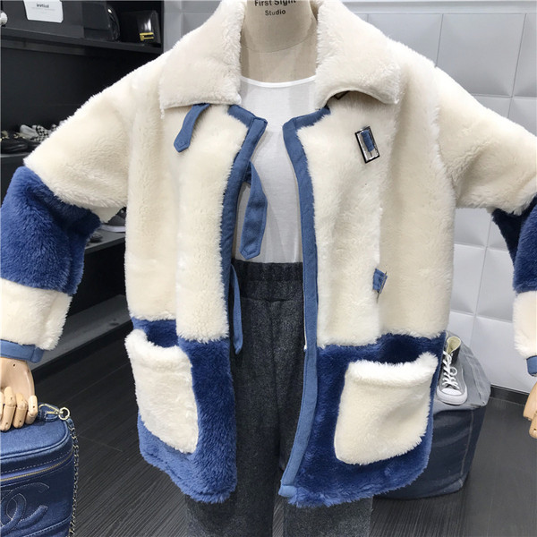 Női kabát kék és barna zsebekkel