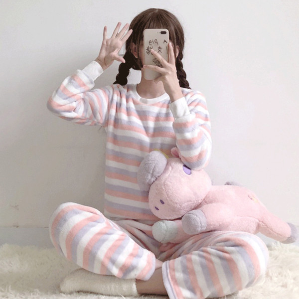 Női modern csíkos pizsama több színben