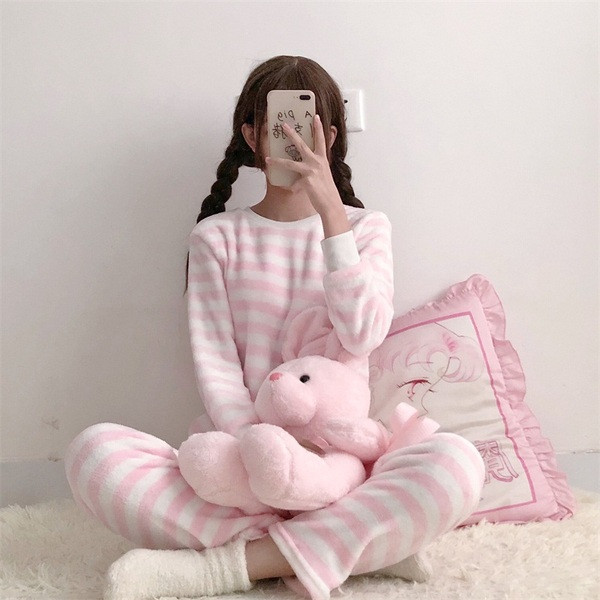 Női modern csíkos pizsama több színben