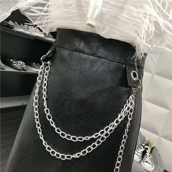 Modern női bőrszoknya, fekete fémlánccal