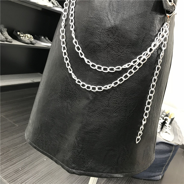 Modern női bőrszoknya, fekete fémlánccal