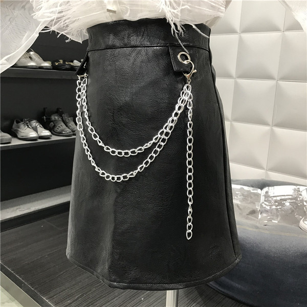 Modern női bőrszoknya, fekete fémlánccal