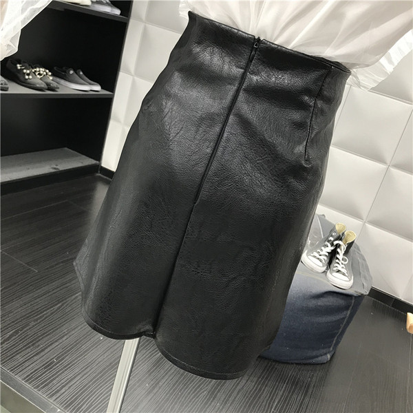 Modern női bőrszoknya, fekete fémlánccal