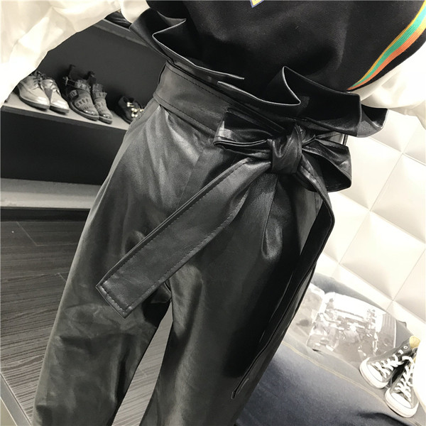Női bőrnadrág új modellje magas derékkal, fekete övvel