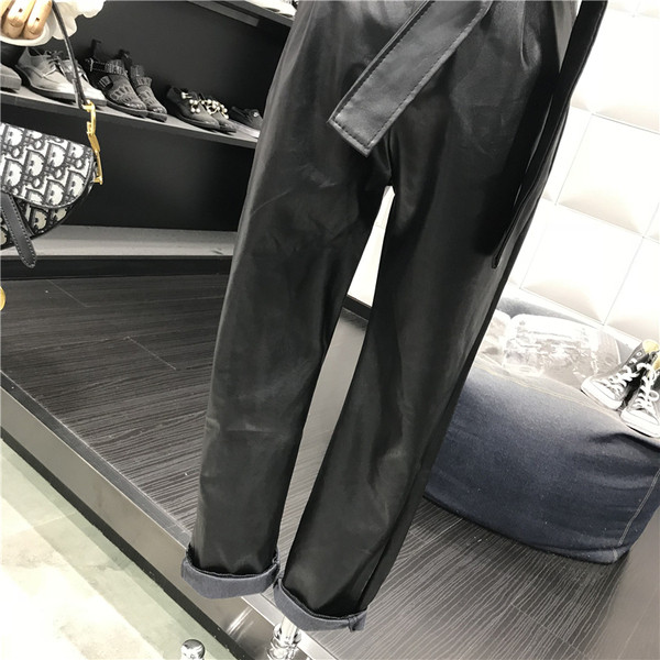 Női bőrnadrág új modellje magas derékkal, fekete övvel