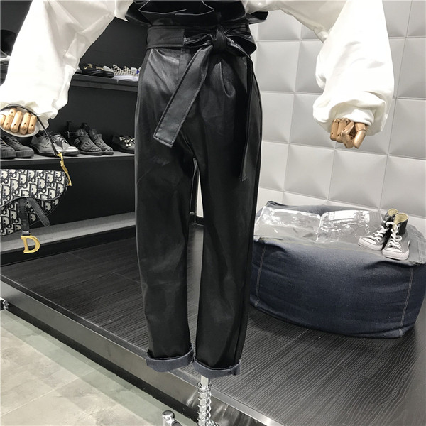 Női bőrnadrág új modellje magas derékkal, fekete övvel