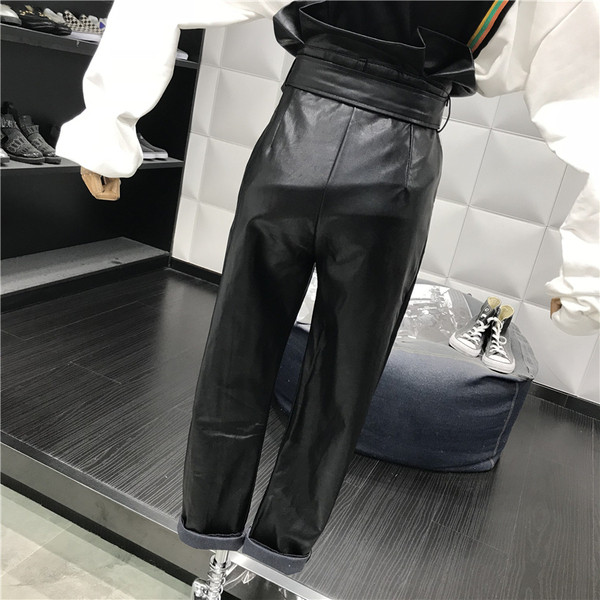 Női bőrnadrág új modellje magas derékkal, fekete övvel