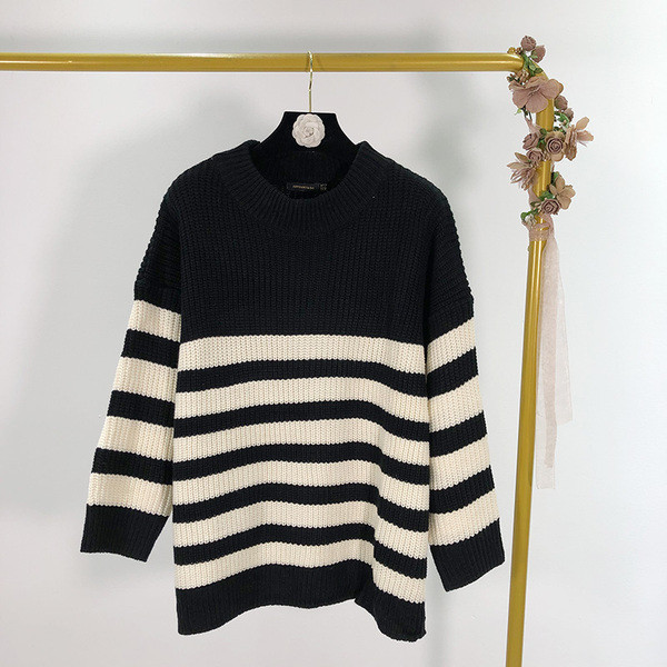Női csíkos vastag pulóver fekete-fehér színben