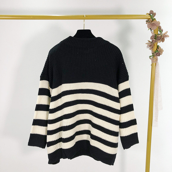 Női csíkos vastag pulóver fekete-fehér színben