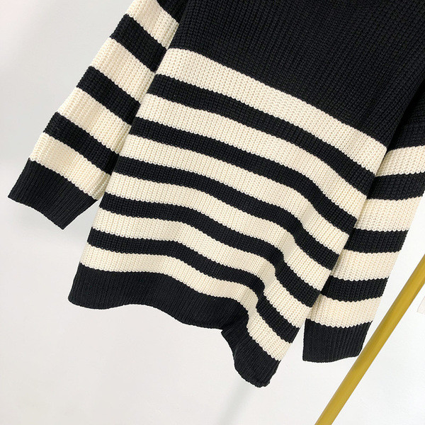 Női csíkos vastag pulóver fekete-fehér színben