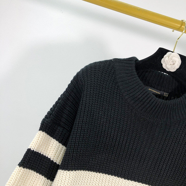 Női csíkos vastag pulóver fekete-fehér színben