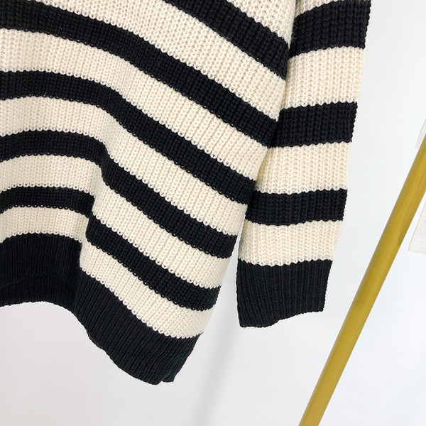 Női csíkos vastag pulóver fekete-fehér színben