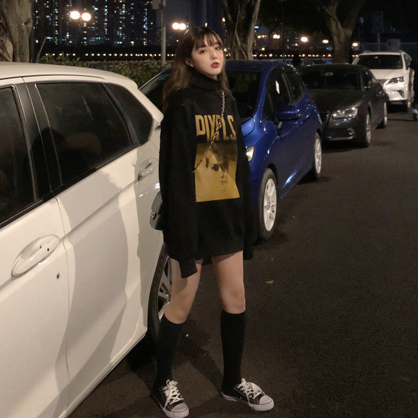 Fekete rátétes hosszú női blúz, hosszú ujjal