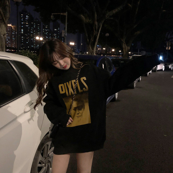 Fekete rátétes hosszú női blúz, hosszú ujjal