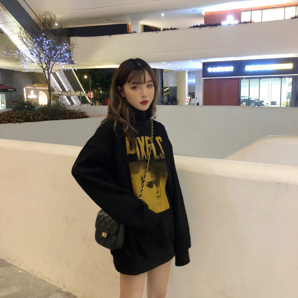 Fekete rátétes hosszú női blúz, hosszú ujjal