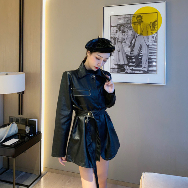 Modern női bőrdzseki fekete övvel