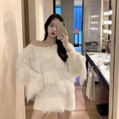 Ένα μοντέρνο φαρδύ πουλόβερ με κρόσσια σε λευκό και ροζ χρώμα