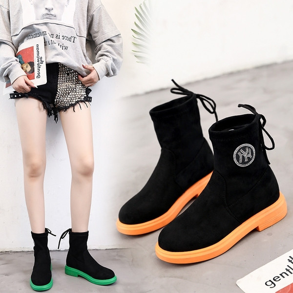 Stílusos női csizma színes talppal, fekete színben