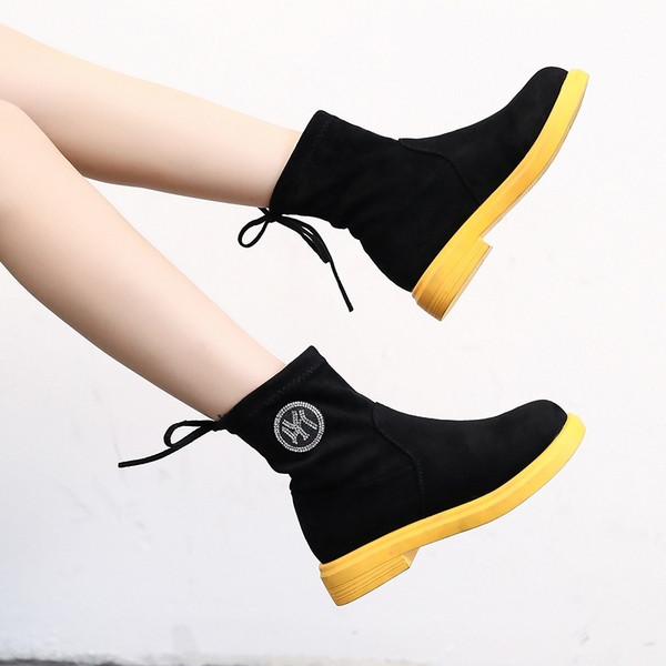 Stílusos női csizma színes talppal, fekete színben