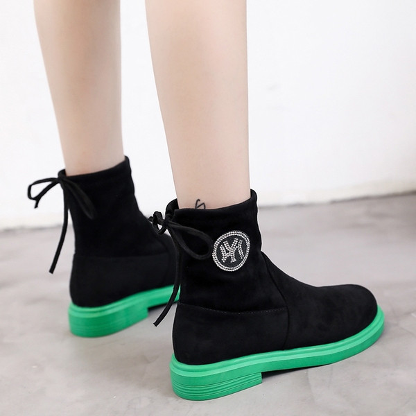 Stílusos női csizma színes talppal, fekete színben