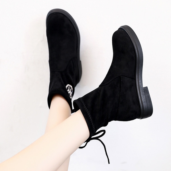 Stílusos női csizma színes talppal, fekete színben