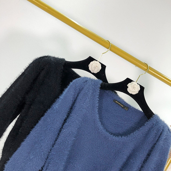 Vastag női blúz ovális nyakkivágással és hosszú ujjú kék és fekete színben