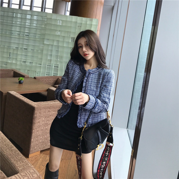 Aktuális női kabát rögzítés nélkül fekete és kék színben