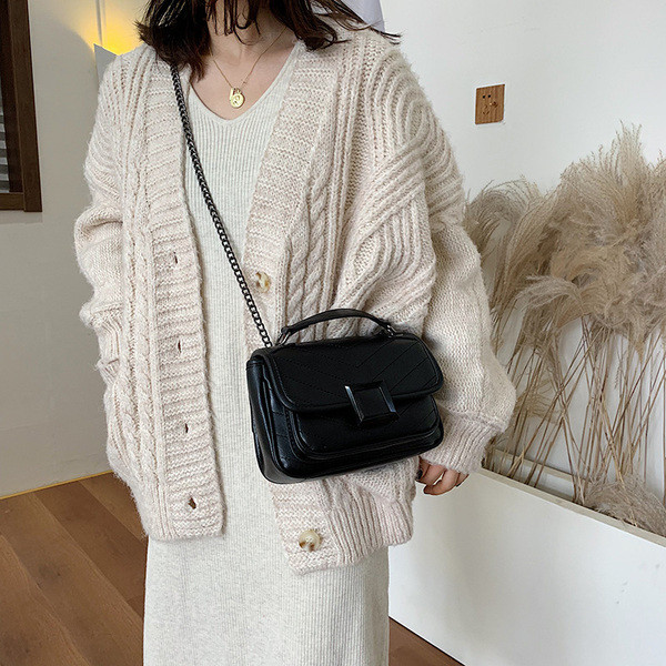 Modern női táska fém rögzítéssel több színben