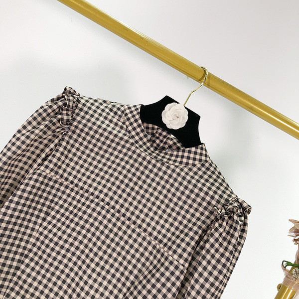 Rövid kockás blúz ovális nyakkivágással és 7/8-as ujjakkal