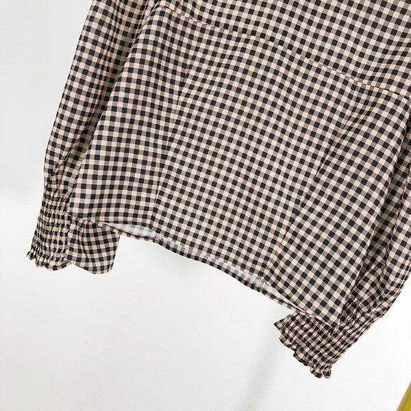 Rövid kockás blúz ovális nyakkivágással és 7/8-as ujjakkal