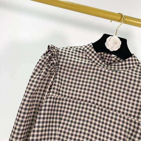 Rövid kockás blúz ovális nyakkivágással és 7/8-as ujjakkal