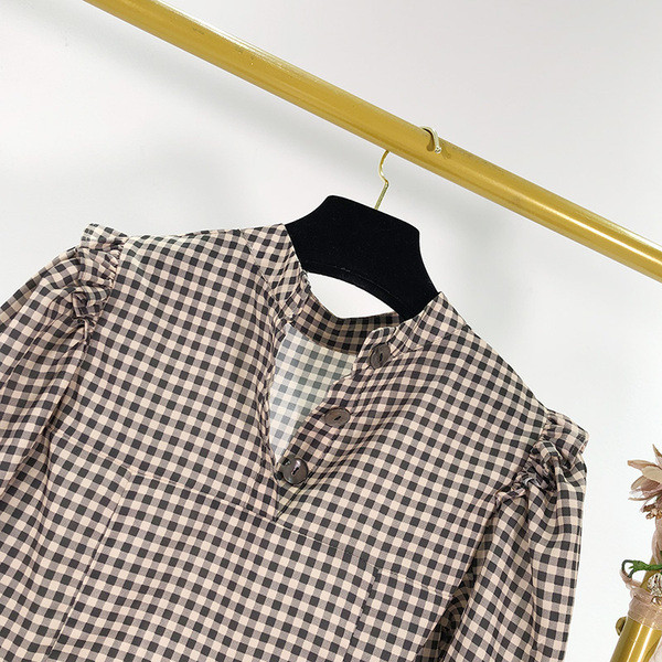 Rövid kockás blúz ovális nyakkivágással és 7/8-as ujjakkal