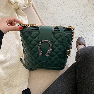 Γυναικέια τσάντα με μεταλλικό στοιχείο και αλυσίδα σε διάφορα χρώματα