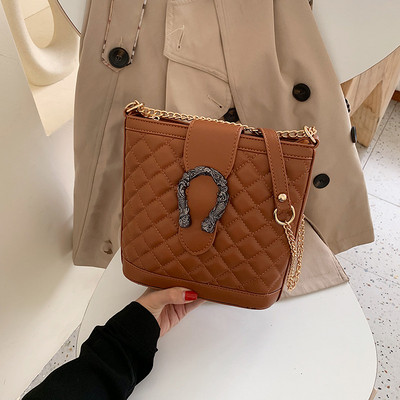 Γυναικέια τσάντα με μεταλλικό στοιχείο και αλυσίδα σε διάφορα χρώματα