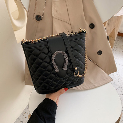 Γυναικέια τσάντα με μεταλλικό στοιχείο και αλυσίδα σε διάφορα χρώματα