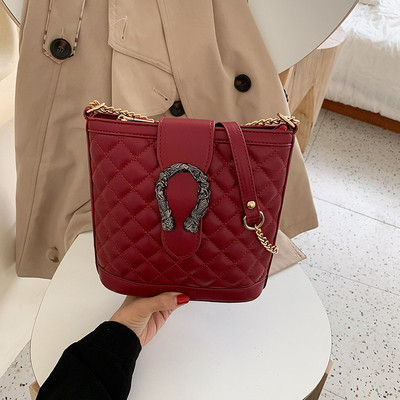 Γυναικέια τσάντα με μεταλλικό στοιχείο και αλυσίδα σε διάφορα χρώματα