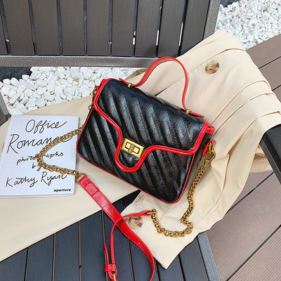 Női bőrtáska fémlánccal, három színben