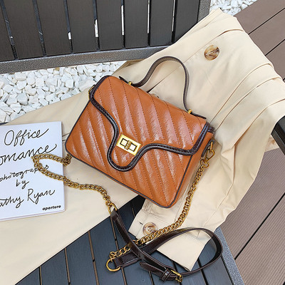 Női bőrtáska fémlánccal, három színben