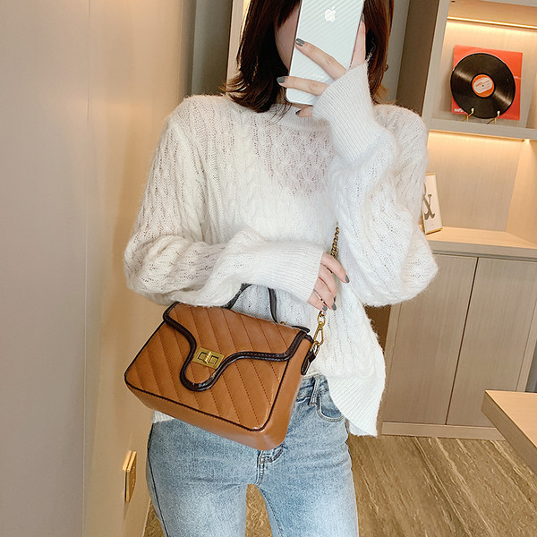 Női bőrtáska fémlánccal, három színben