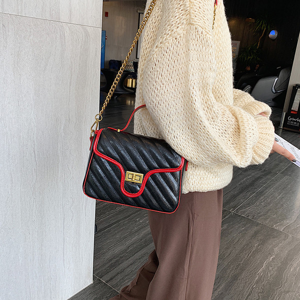 Női bőrtáska fémlánccal, három színben