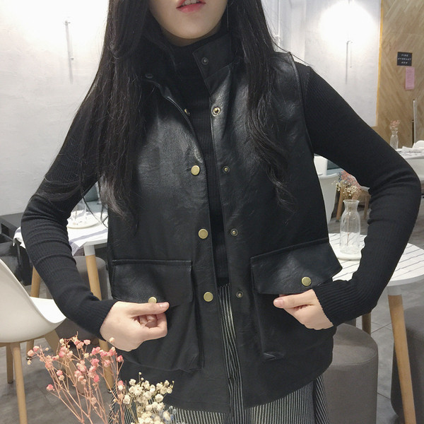 Női öko-bőr mellény fekete zsebekkel