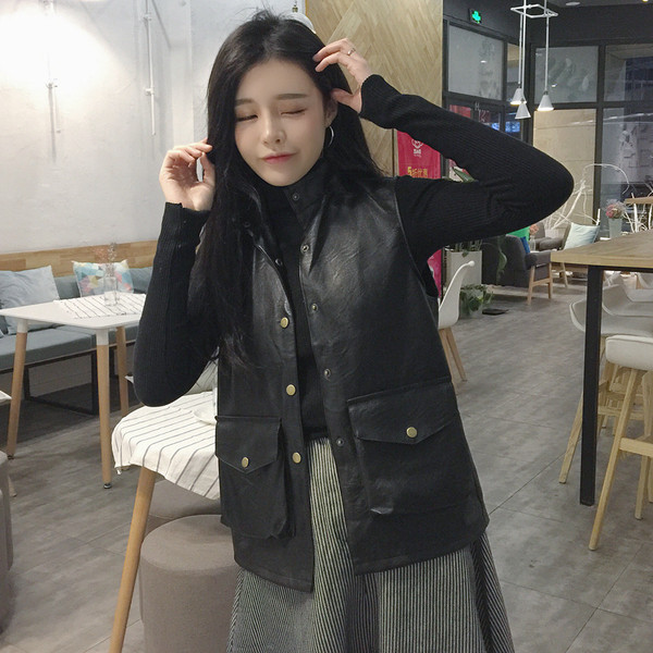 Női öko-bőr mellény fekete zsebekkel