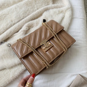 Κομψή γυναικείατσάντα με μεταλλική στερέωση και αλυσίδα σε διάφορα χρώματα