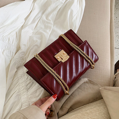 Κομψή γυναικείατσάντα με μεταλλική στερέωση και αλυσίδα σε διάφορα χρώματα