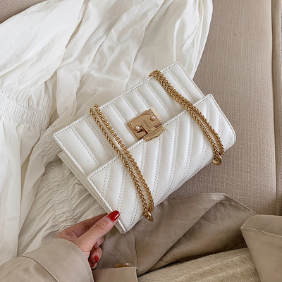 Κομψή γυναικείατσάντα με μεταλλική στερέωση και αλυσίδα σε διάφορα χρώματα