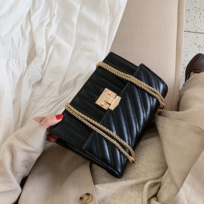 Κομψή γυναικείατσάντα με μεταλλική στερέωση και αλυσίδα σε διάφορα χρώματα